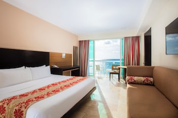 Club Room, 1 King Bed, Balcony, Ocean View