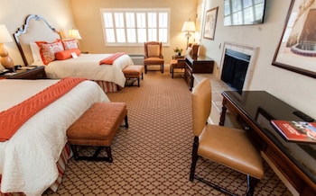 Deluxe Room, 2 Queen Beds, Fireplace
