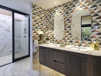 Hermann Premier Garden View Suite