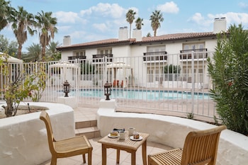 Deluxe Room, 2 Queen Beds (Deluxe Poolside Room - 2 Queen Beds)