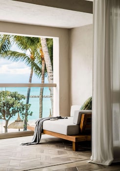 Suite (Beach Front Balcony Suite)