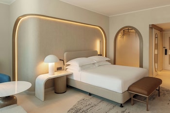 Club Room, 1 King Bed (JBR View)