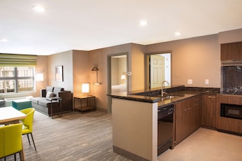 Suite, 1 King Bed, Accessible, Balcony (Bathtub)