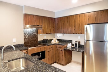 Suite, 1 King Bed, Accessible, Balcony (Bathtub)