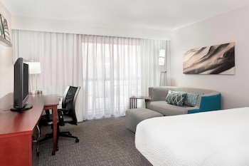 Room, 1 King Bed with Sofa bed (Balcony)
