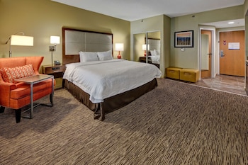 Studio, 1 King Bed, Refrigerator & Microwave (Wet Bar)