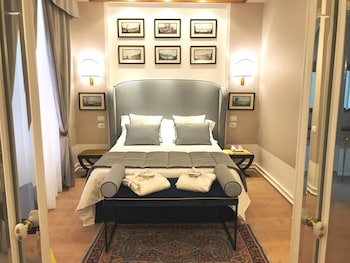Suite, 1 Queen Bed, Valley View