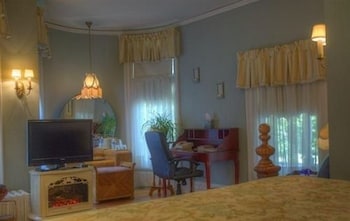 Deluxe Suite, 1 King Bed, Balcony