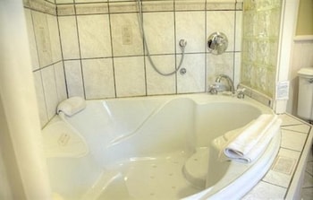 Deluxe Room, 1 Queen Bed, Jetted Tub
