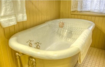 Deluxe Room, 1 King Bed, Fireplace