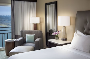 Double Queen Lakeview with Balcony Pure Wellness
