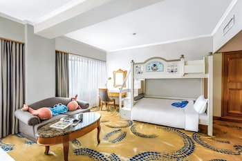Junior Suite, 1 King Bed (Family)