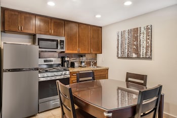 1 BEDROOM 1 KING SUITE WITH SOFABED