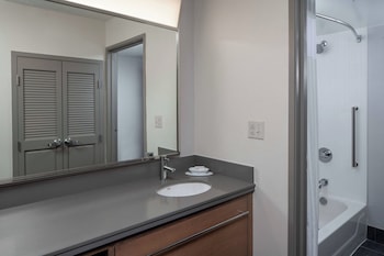Suite, 1 Bedroom, Courtyard View