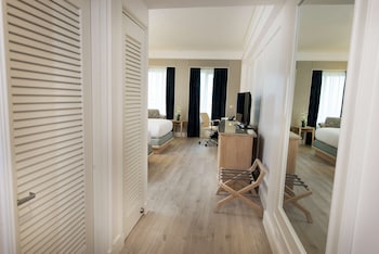 Executive Room, Club Lounge Access