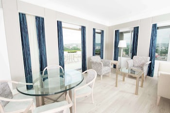 Executive Suite, 2 Queen Beds, Club Lounge Access
