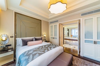 Executive Suite - SIGNATURE LOUNGE PRIVILEGES