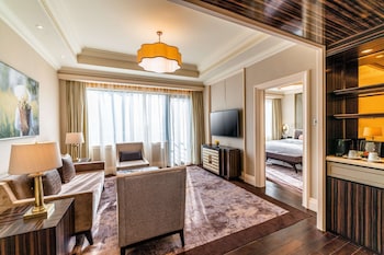 Executive Suite - SIGNATURE LOUNGE PRIVILEGES