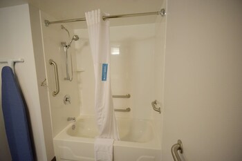 Room, 1 King Bed, Accessible, Bathtub