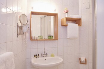 Classic Double Room (French Bed 140 x 200)