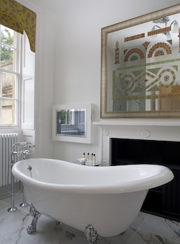 Feature King Bedded Room in Historic Mansion House