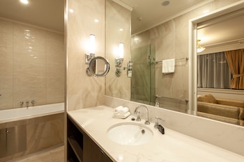 Luxury Suite, 1 King Bed, Jetted tub with balcony