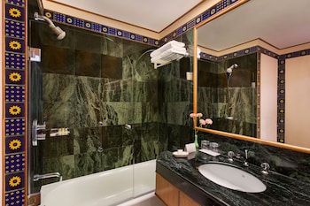 Deluxe Room, Twin Beds, Garden View