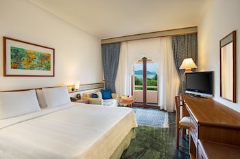 Deluxe Room, 1 King Bed, Lake View